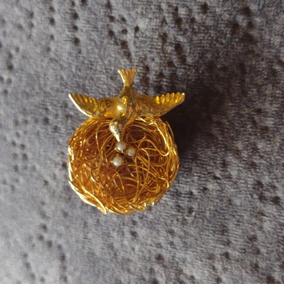 Jeanne Vintage Gold Tone Bird Woven Wire Nest Faux Pearl Egg Pin Brooch Signed - Picture 1 of 4